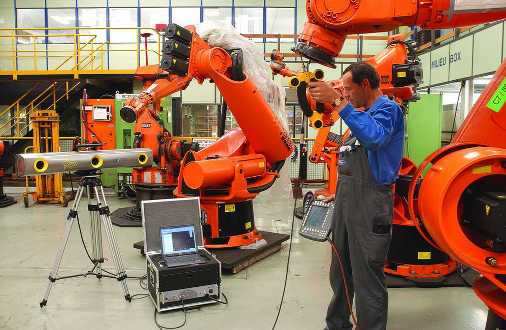 Optical CMM measuring a robot